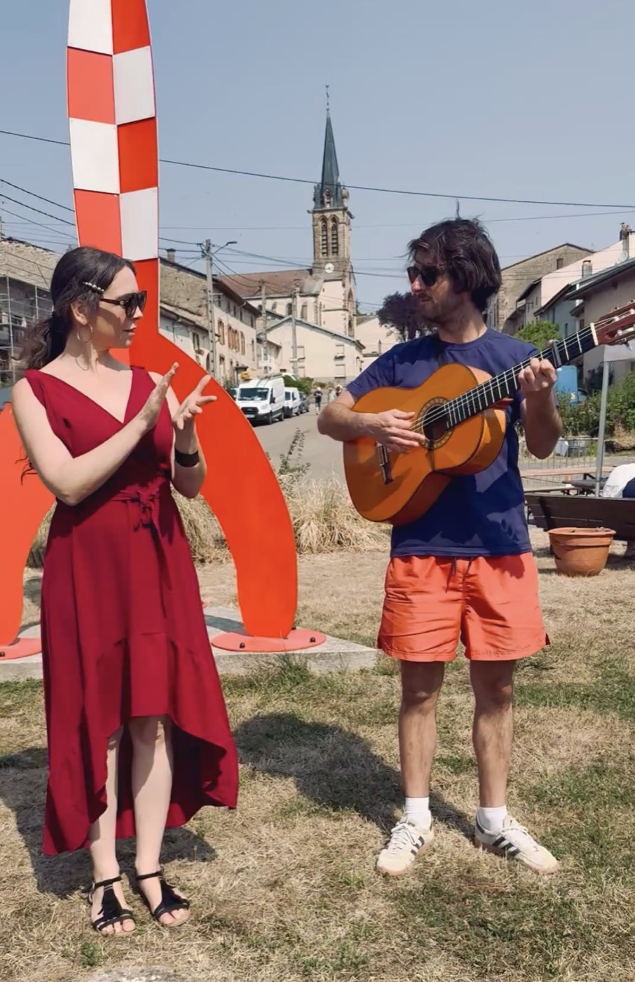Voyage flamenco à Fontenoy fête la BD — Assuntina Gessa et Csaba Ökrös devant la fusée de Tintin
